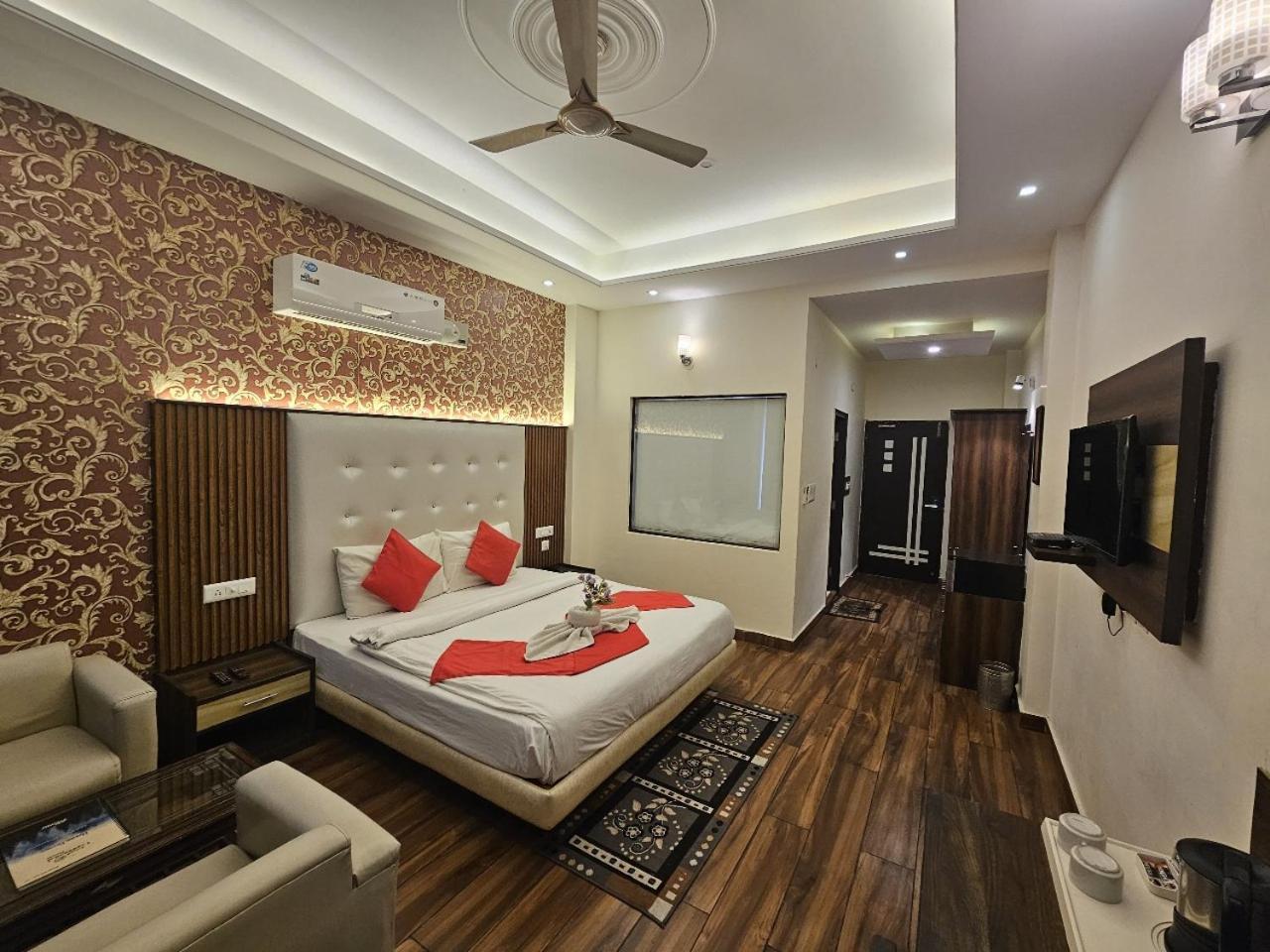 Hotel Kasauli View !! Balcony Rooms ! Terrace ! Restaurant ! Main Highway ! Garden !! Bagian luar foto