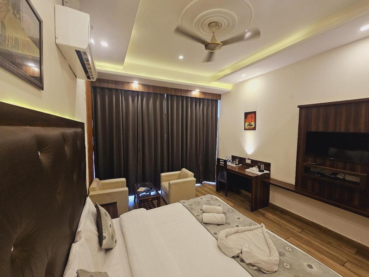 Hotel Kasauli View !! Balcony Rooms ! Terrace ! Restaurant ! Main Highway ! Garden !! Bagian luar foto